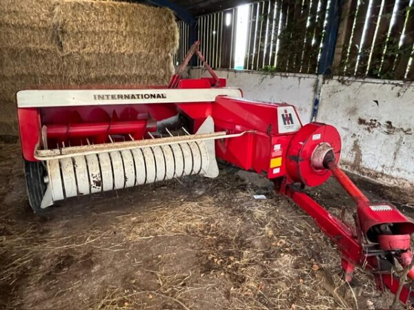 IH 440 Baler
